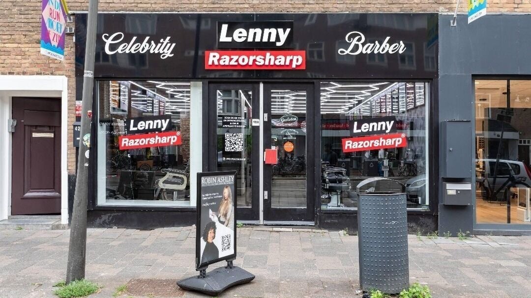 De gevel van Lenny Razorsharp aan de Rijnstraat, met het bord Celebrity Lenny Razorsharp Barber en rode letters op het raam
